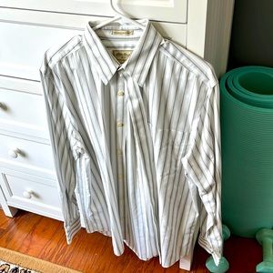 Men’s Eddie Bauer wrinkle resistant dress shirt